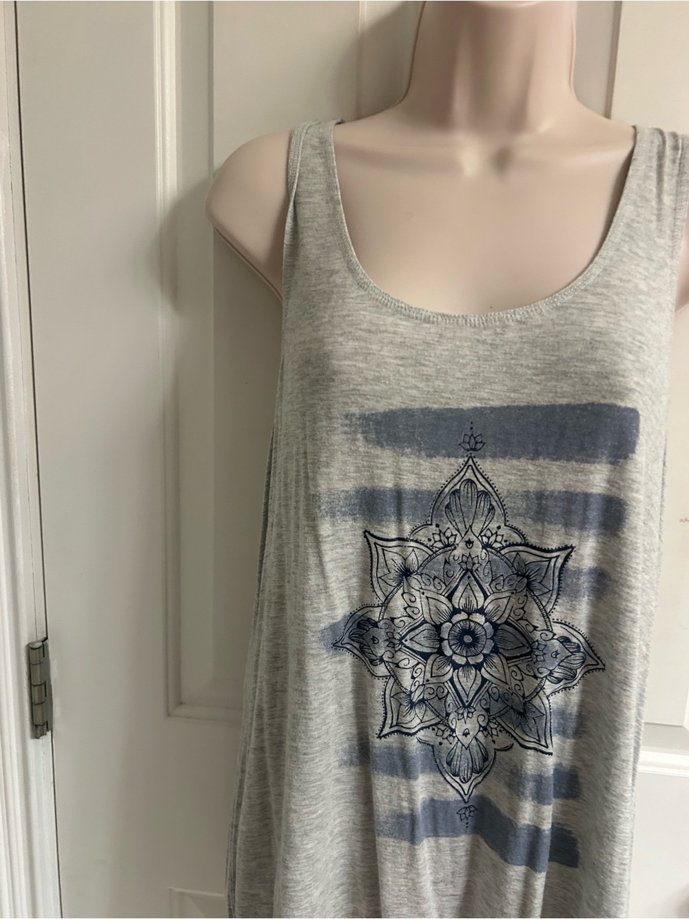 Women’s Gaiam Sleeveless Gray Graphic Tank Top - Picture 2 of 11